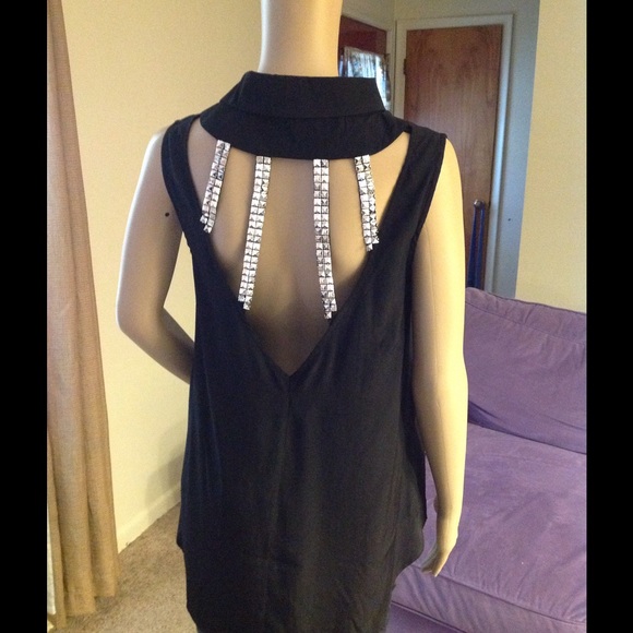 Amazing sleeveless top ๐ - Picture 3 of 4