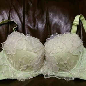 Lovely lace push-up strapless bra set