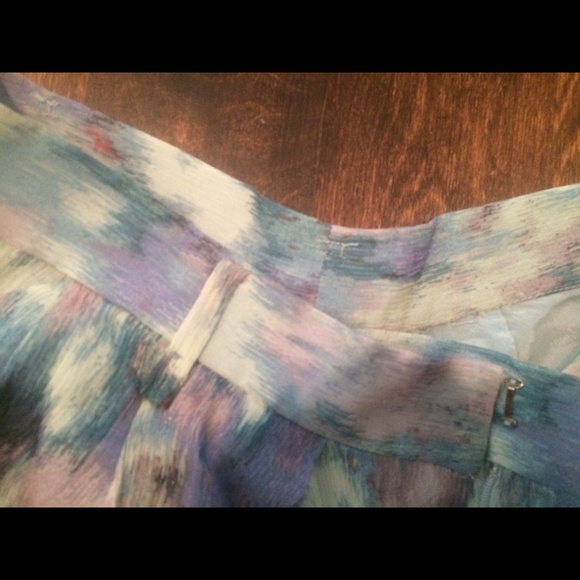 Sold!! Elizabeth and James watercolor shorts - Picture 2 of 4
