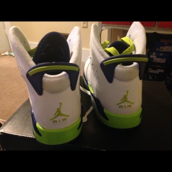 Fearse green jordan 6s size 6 - Picture 2 of 3