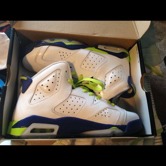Fearse green jordan 6s size 6 - Picture 3 of 3