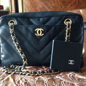 Chanel Lambskin Handbag w Gold Hardware