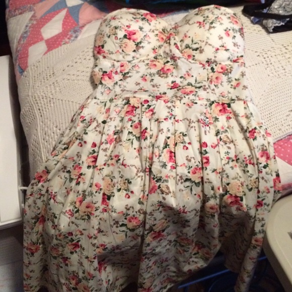 Rue 21 sweatheart floral dress