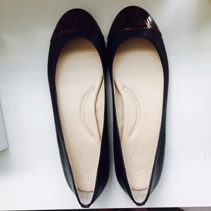 Black C wonder flats