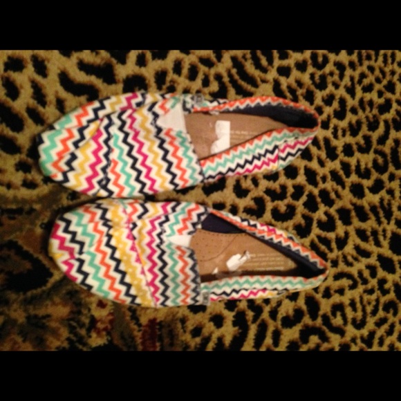 Toms multi colored zig zag print toms sz 6