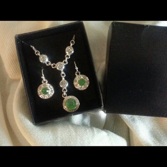 Nice set. New. - Picture 2 of 2