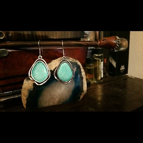 💙💙Silver Tone And Turquoise Earrings💙💙 - Picture 2 of 4