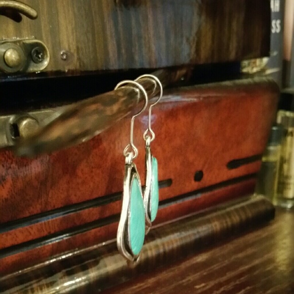 💙💙Silver Tone And Turquoise Earrings💙💙 - Picture 3 of 4