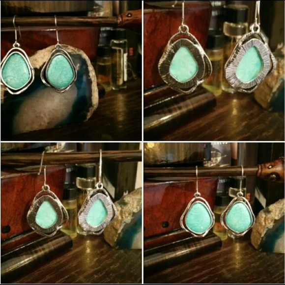 💙💙Silver Tone And Turquoise Earrings💙💙 - Picture 4 of 4