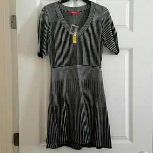 Black and White 3/4 Sleeve Knit Dress