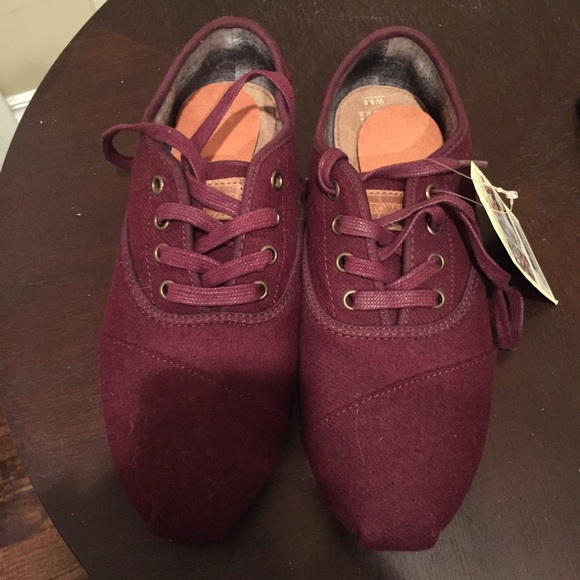 toms burgundy shoes