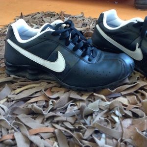 Black nike tennis shoes