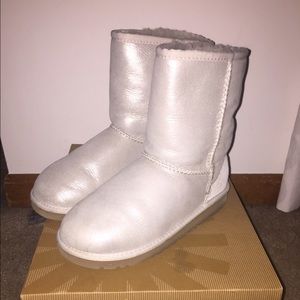 Never wear. KIDS SIZE 4, WOMENS SIZE 6