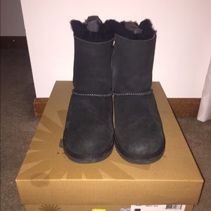 KIDS SIZE 4, WOMENS SIZE 6. Never wear