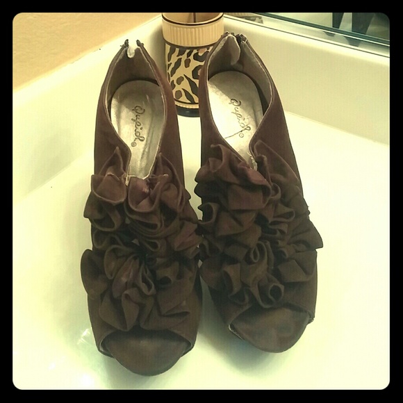 Brown ruffled Qupid heels 8 1/2