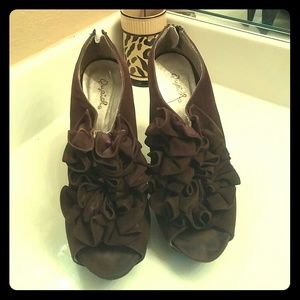Brown ruffled Qupid heels 8 1/2