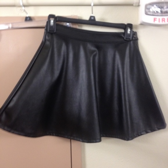 AMERICAN APPAREL PLEATHER SKATER SKIRT