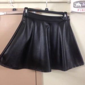 AMERICAN APPAREL PLEATHER SKATER SKIRT