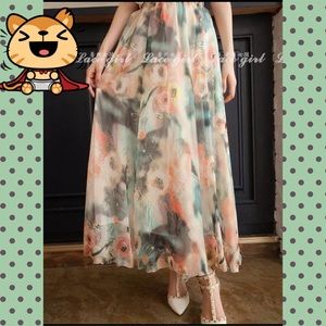 Retro Glam Host pick 🎉 Floral chiffon maxi skirt