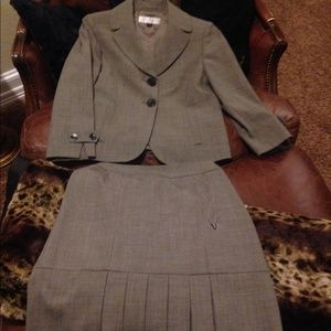 Tahari Suit, Size 4, great condition