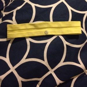 Lulu Lemon swiftly headband the color is spilt pea