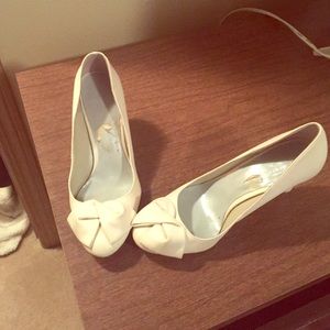 โบ๏ธโบ๏ธ White heels with a cute bow on top โบ๏ธโบ๏ธ