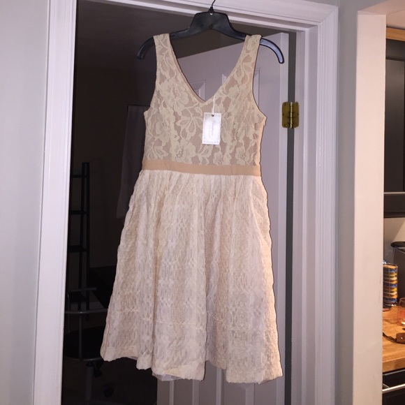 SOLD👣👋🏻Vintage inspired Lace dress w subtle seq