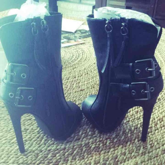 Black heel booties 5.5