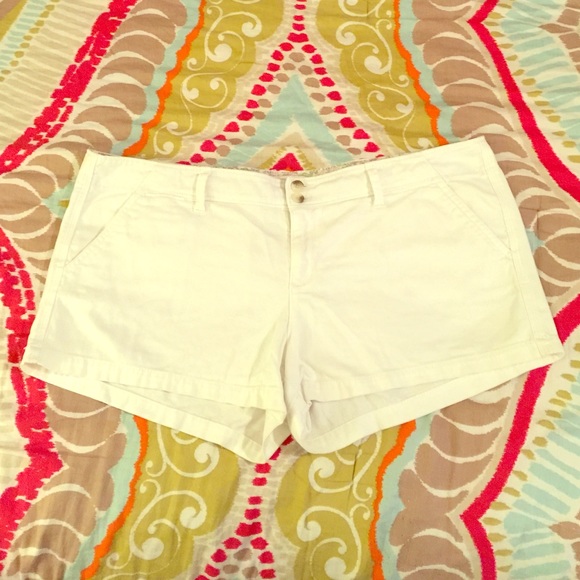 White American Eagle shorts