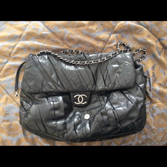 Pre-loved Chanel Maxi Black Twist