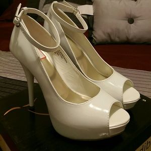 White peep toe pumps