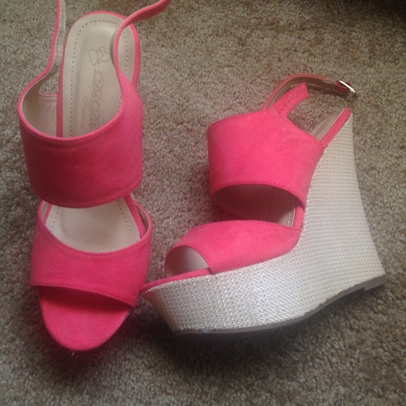 SALE‼️‼️ Coral/ Pink  Wedges 😍😍 - Picture 4 of 4