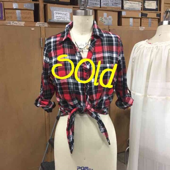 🚫SOLD🚫red plaid top with front tie size L