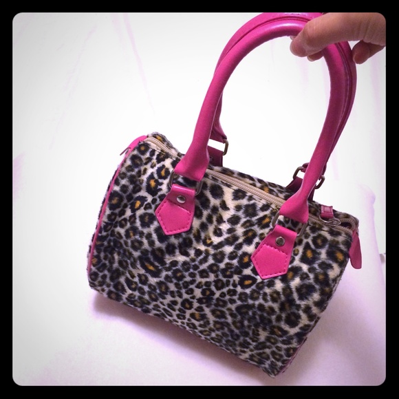 N/A gave as GWP: )Pink and lionprinted  small bag!