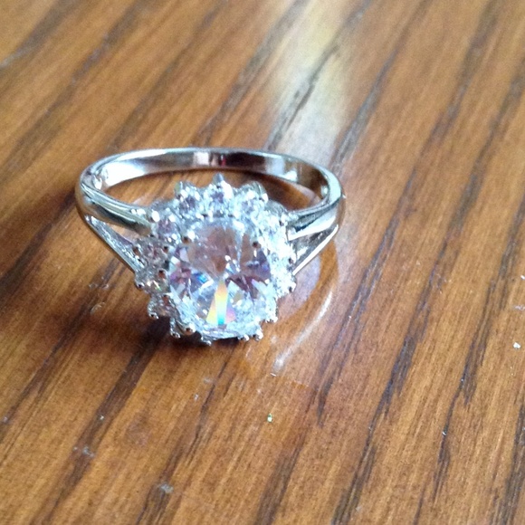 18K White Gold White Oval CZ Cluster Ring Sz. 7 - Picture 3 of 4