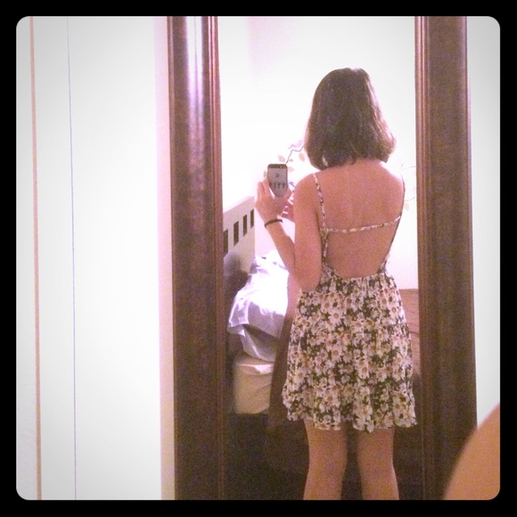 Wet Seal daisies open back dress XS