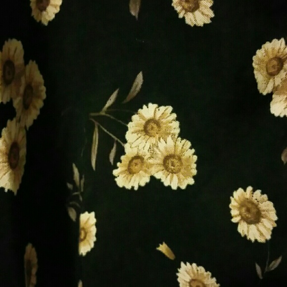 Brandy Melville daisy crop top - Picture 3 of 3