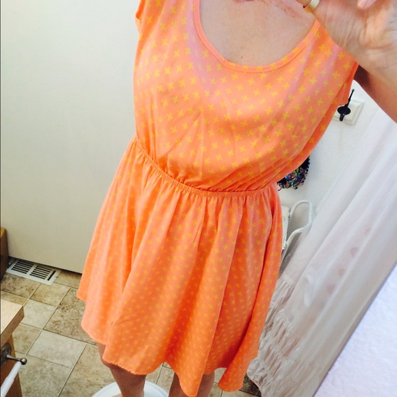 Cute peach dress - Picture 2 of 4
