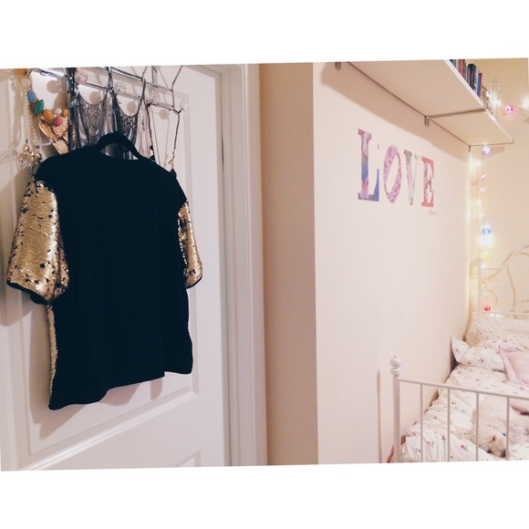 👋🏼(SOLD)Bonjour Black/Gold Sequin Top - Picture 3 of 3