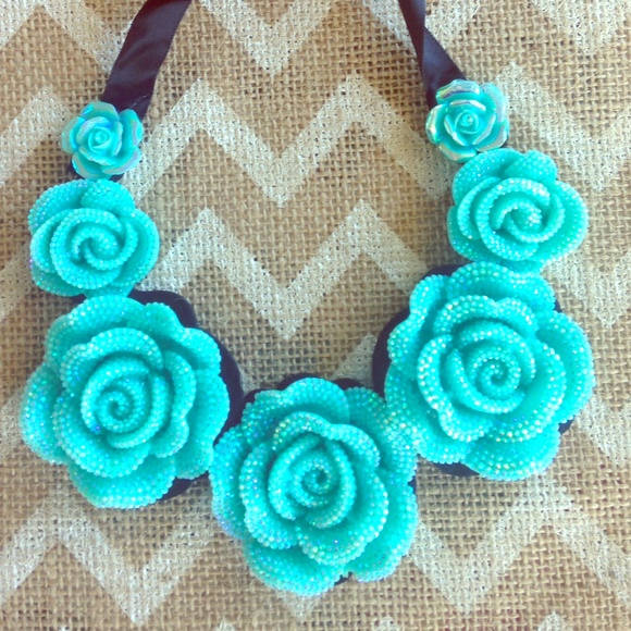 Mint rose rhinestone bling necklace ⭐️