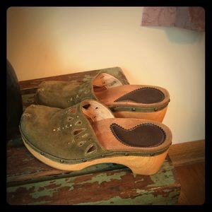 Clarks Indigo size 9 sage green. Super cute!