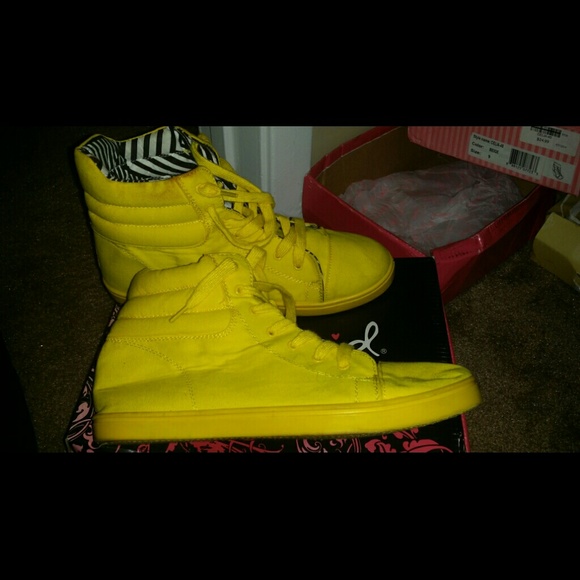 Yellow kicks - Picture 2 of 3