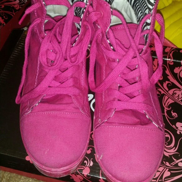 Pink keep kicks - Picture 1 of 3