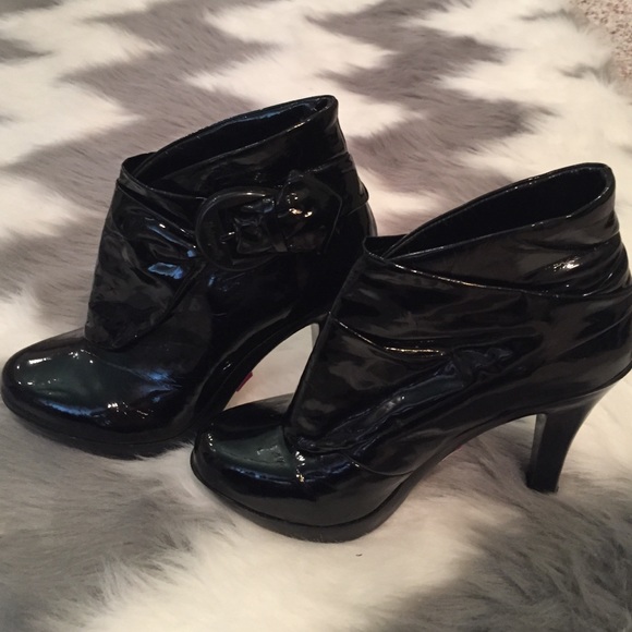 Betsey Johnson Ankle Boots Patent Leather - Picture 2 of 4