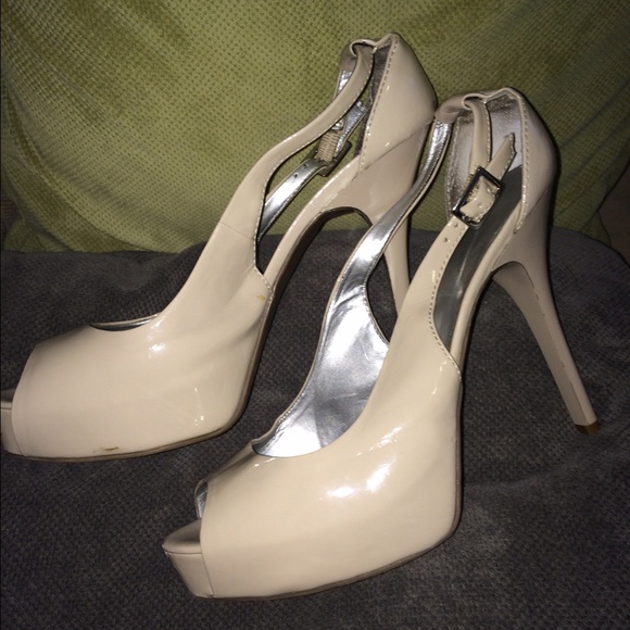 Nude patent leather peep toe pumps