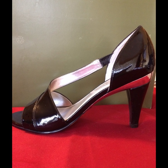 Tahari pumps