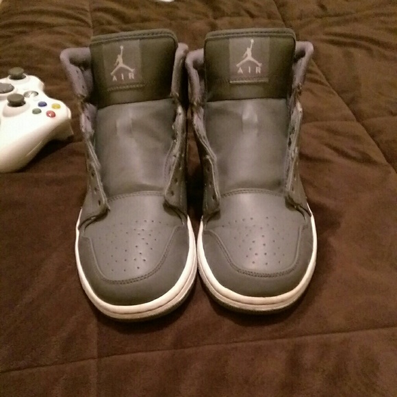 Air Jordan 1s cool grey size 9.5 vnds - Picture 3 of 4