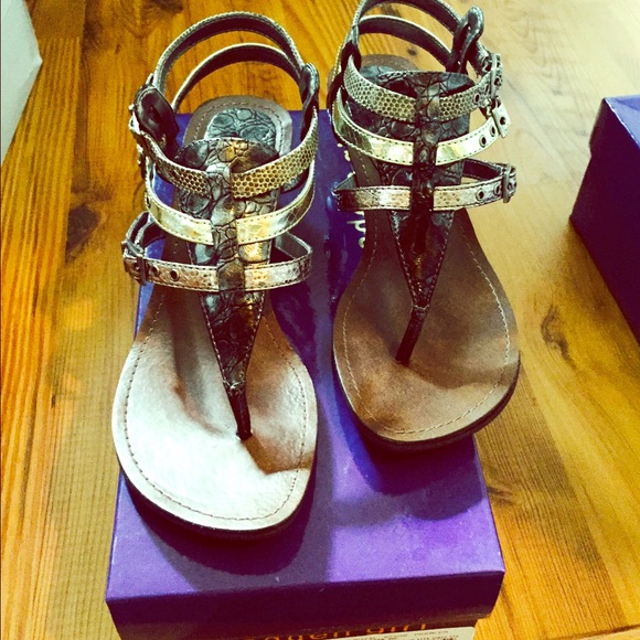 Madden girl size 6 wedge. 3 variety strap.