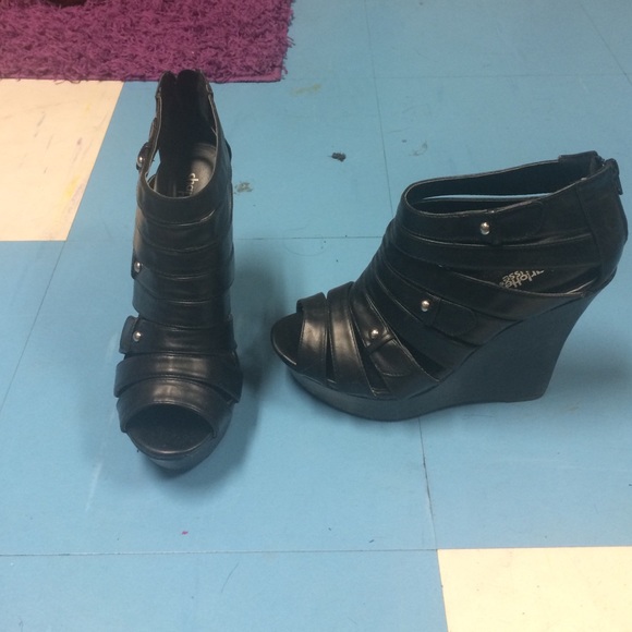 Black Wedges