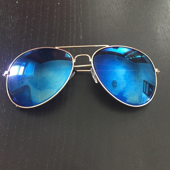 Blue mirrored aviator sunnies